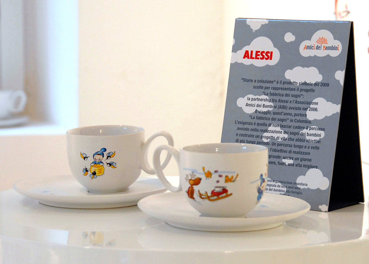 tazze e piattini alla mostra Ai.Bi. e ALESSI