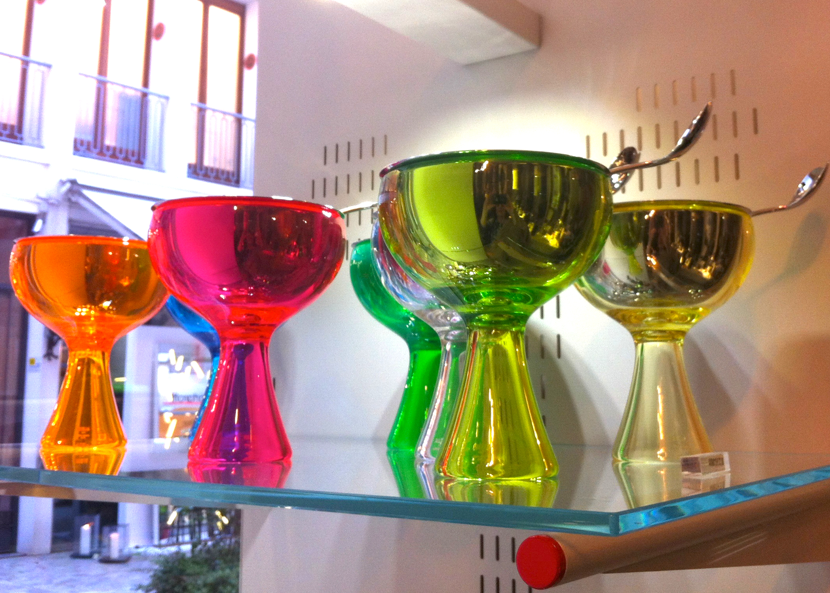 I colori della coppa Big Love ~ showroom Alessi Milano