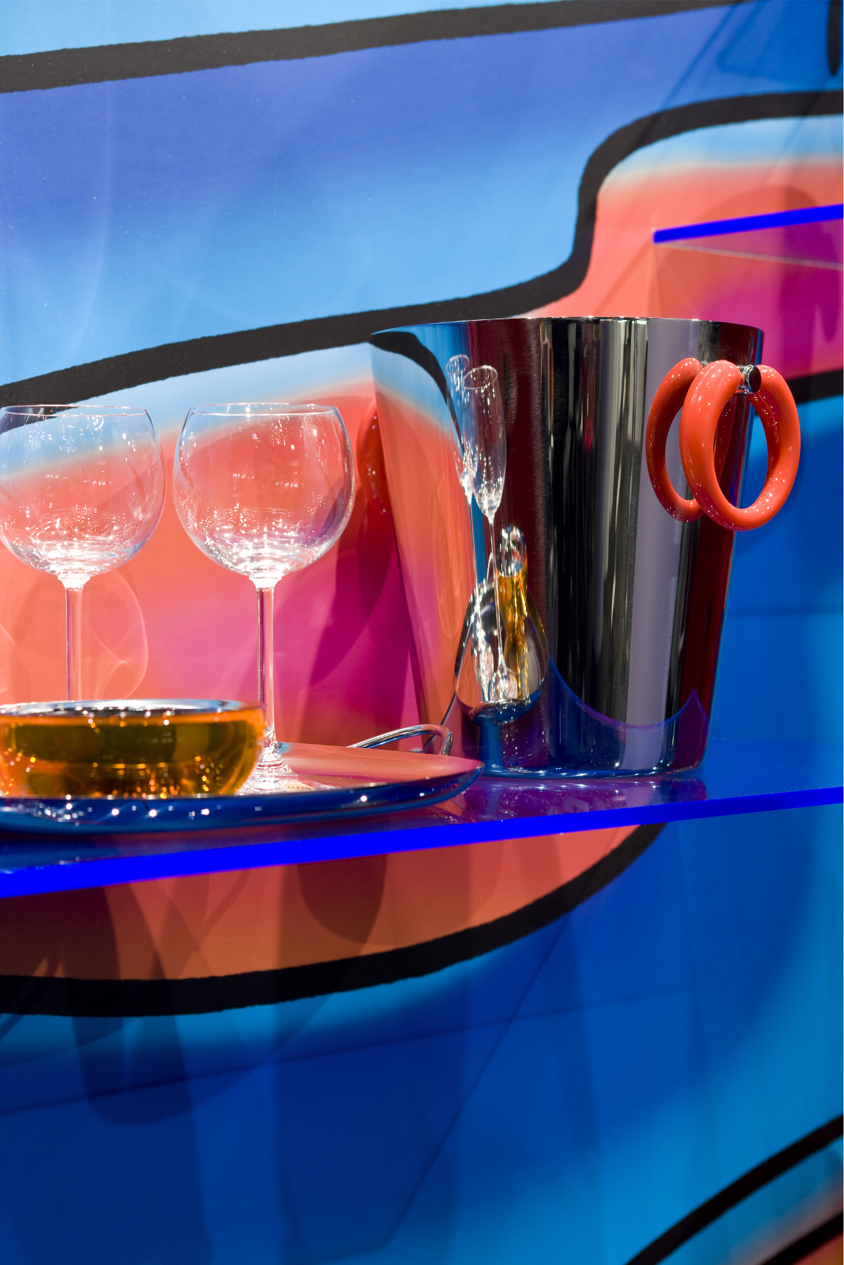 Fotografia ambientata SiaGuest rinfrescatore vassoio Iglù coppetta Love su mensola vetro blu