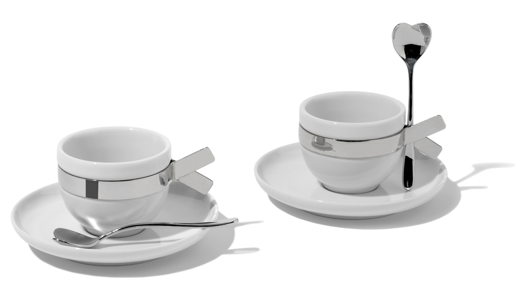 tazzine da caffè con un cucchaino moka a cuore per ciascuna