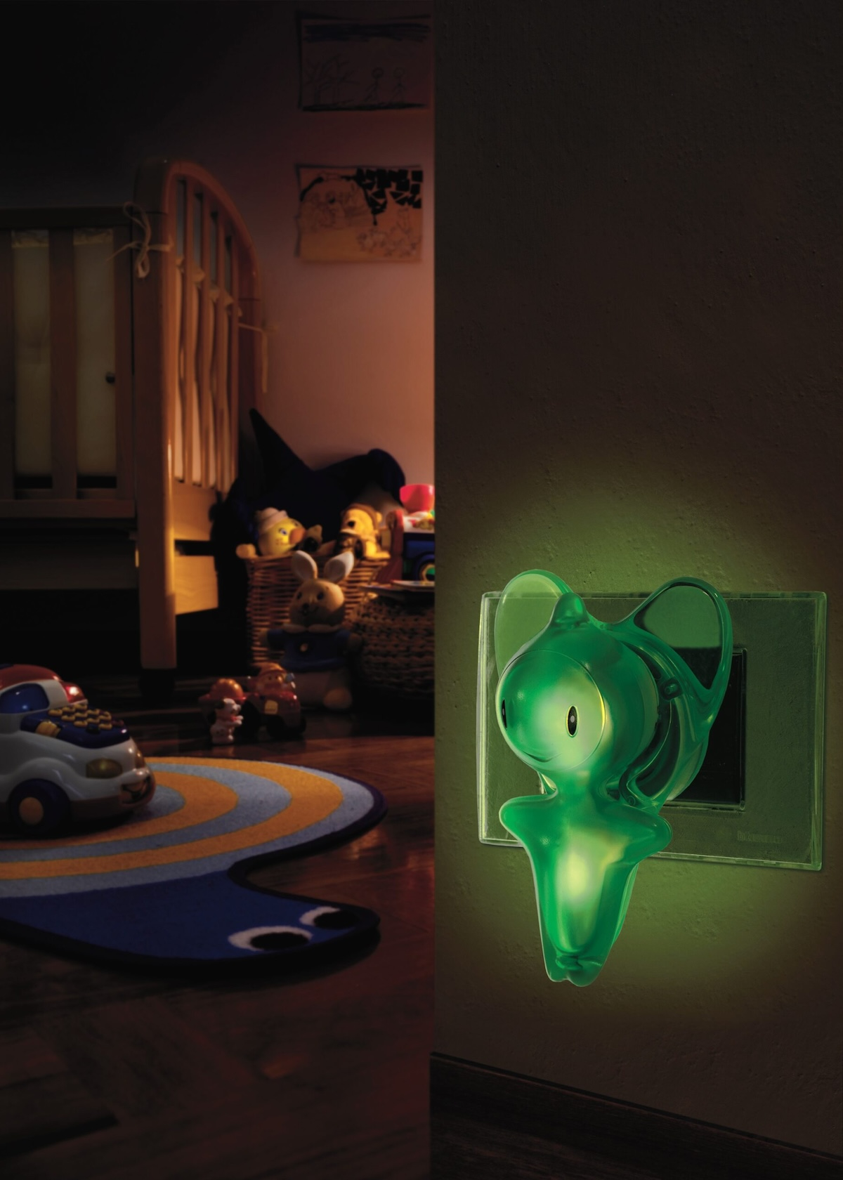 Presa luminosa per la notte, verde. Night light plug, green.