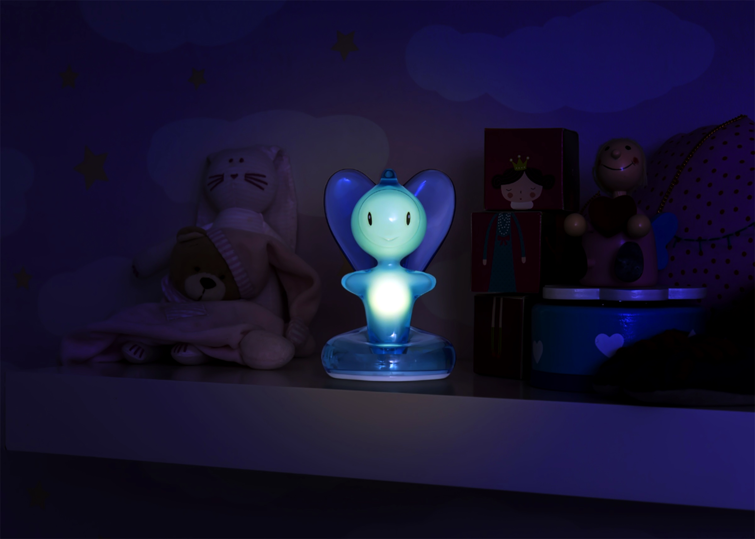 Fotografia lampada New Beba Light blu ambientata. A lighting character for the children room.