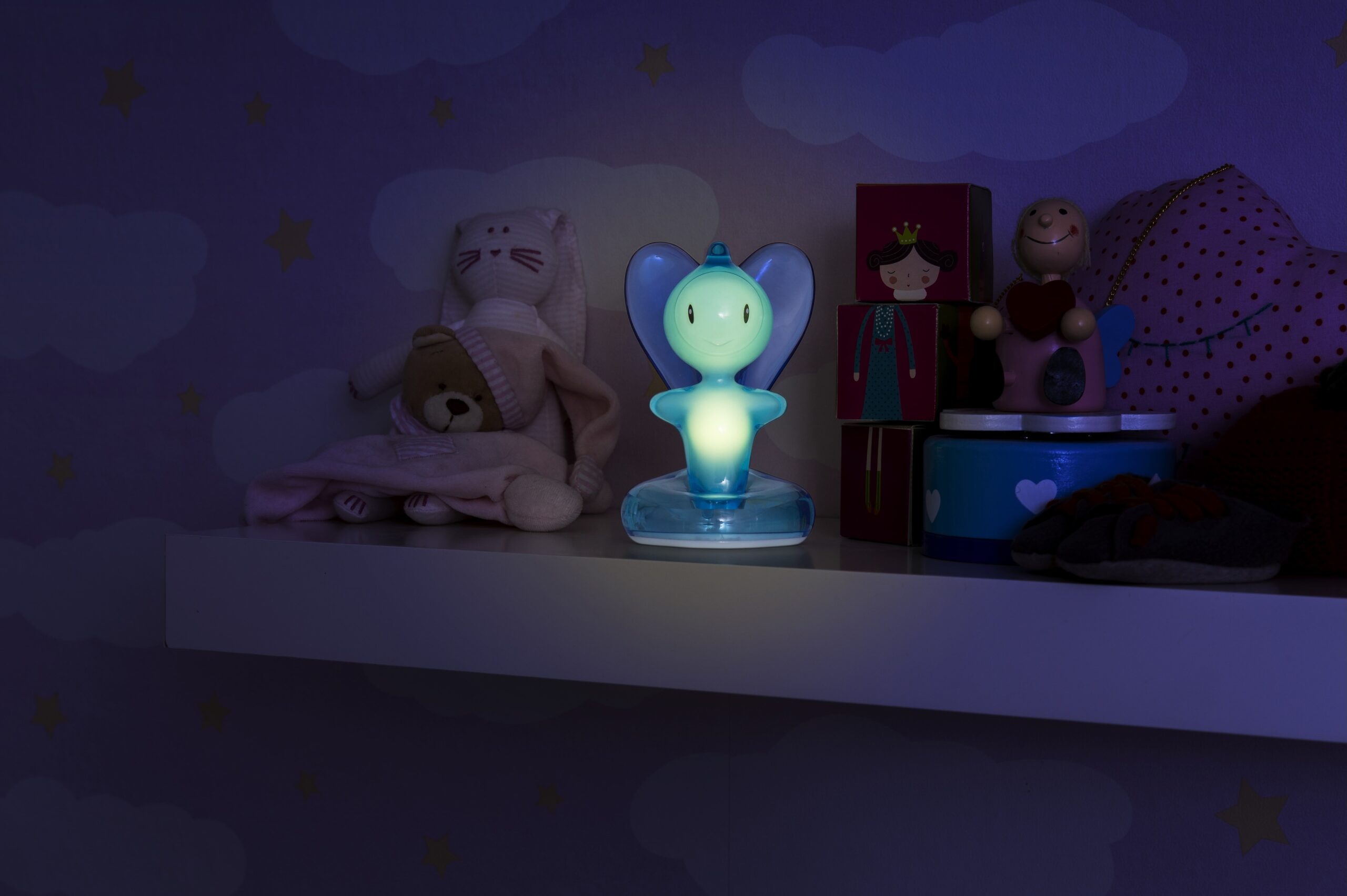 lampada portatile ricaricabile, personaggio lucciola luminoso sulla base nuvola blu. foto ambientata.
